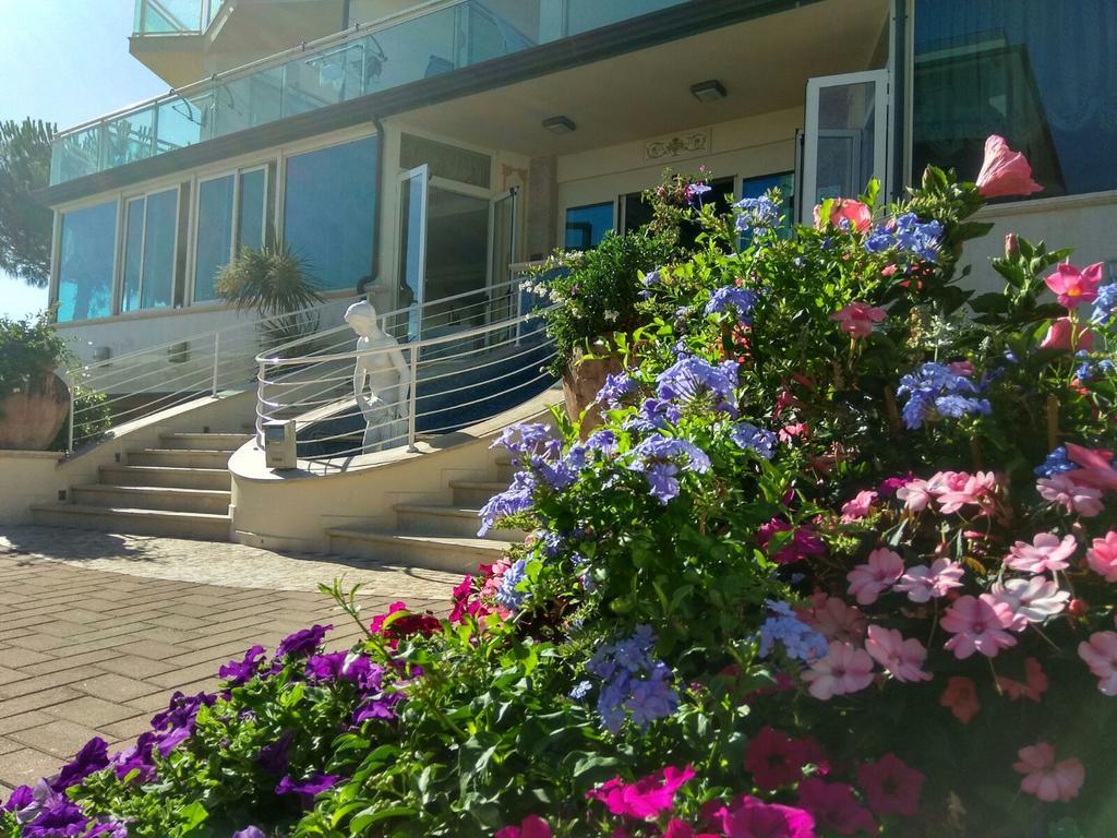 Hotel Lady Mary ミラノ・マリッティマ エクステリア 写真
